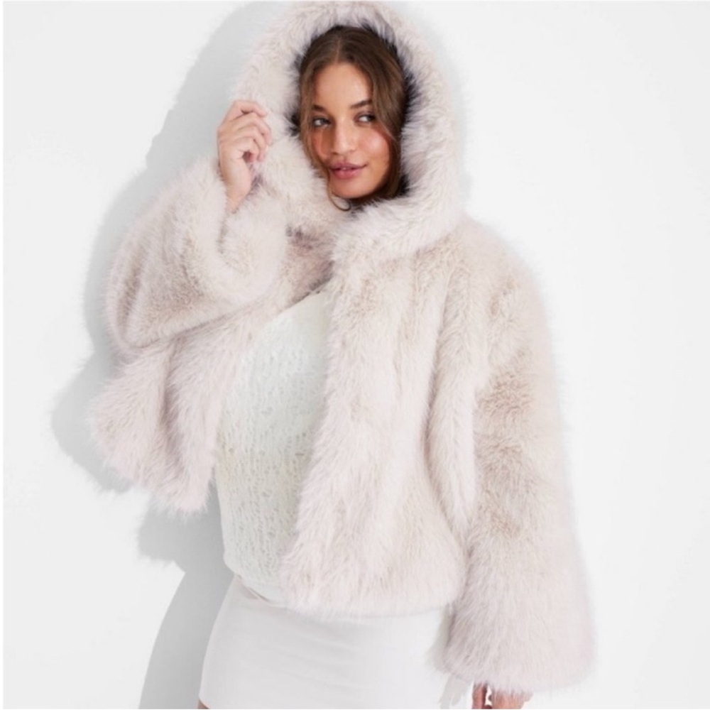 NWT Women's Cropped Hooded Faux Fur Jacket
- Wild Fable Cream L